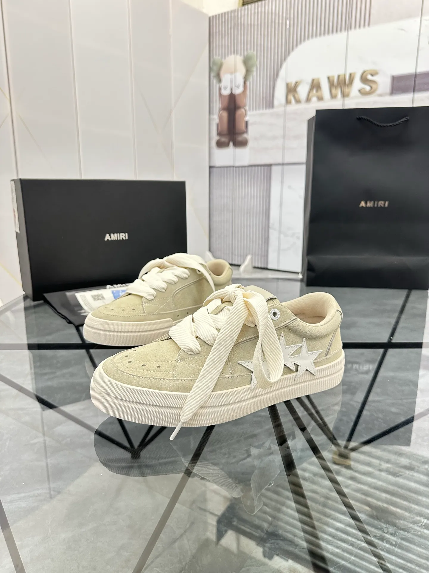 Men's shoes: 💰P600¥ Top quality in Guangzhou Product trademark: AMIRI* "Amir*" low-top casual shoes Regular size: 39-44 (can be customized to 45) Product material: Upper imported first-layer cowhide spliced ​​nubuck leather, breathable lining, original outsole. Number: 525